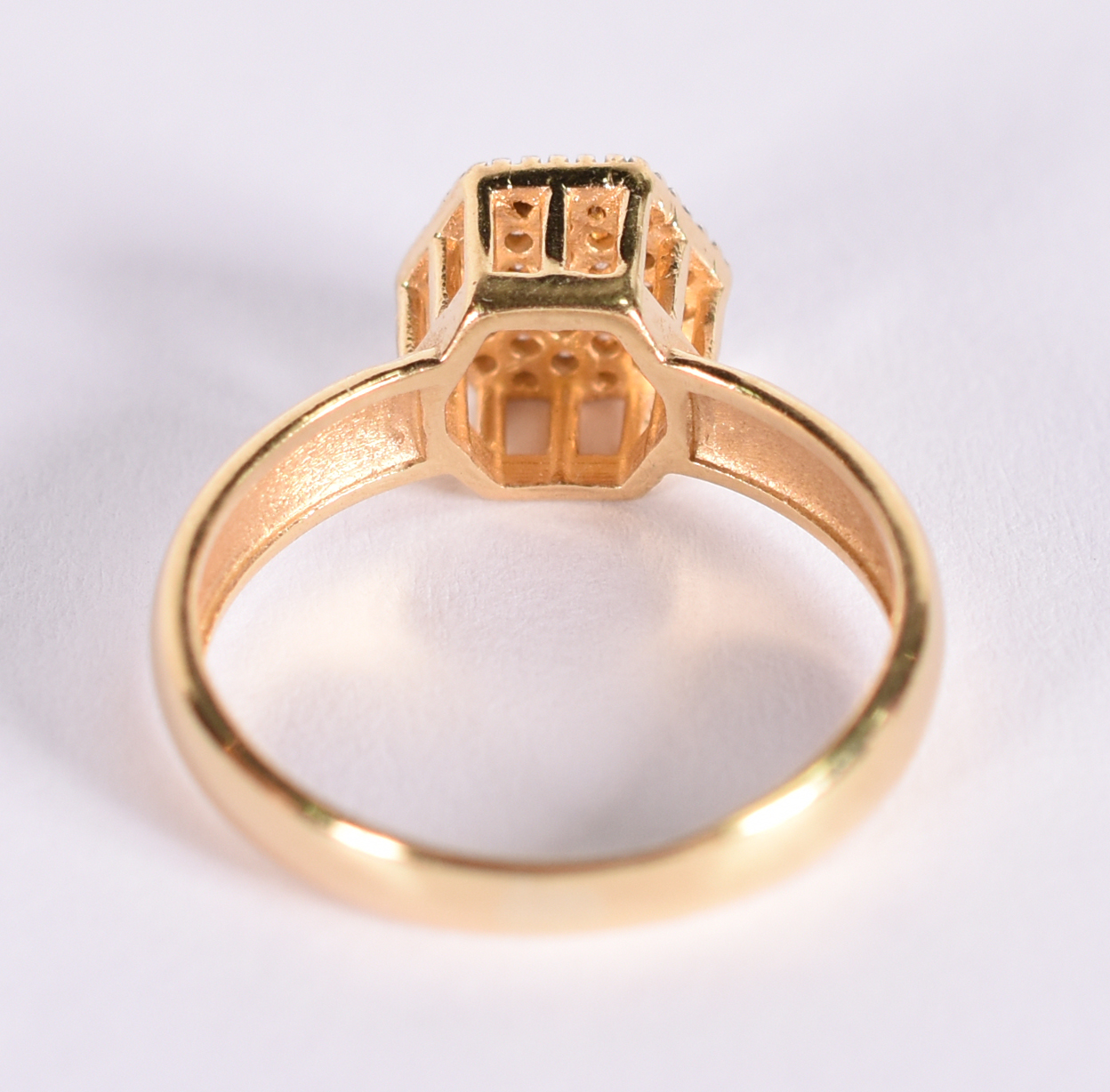 Anel de ouro amarelo 18 k com safiras brancas. Aro 14. (Por motivo de... - foto 3 de 4