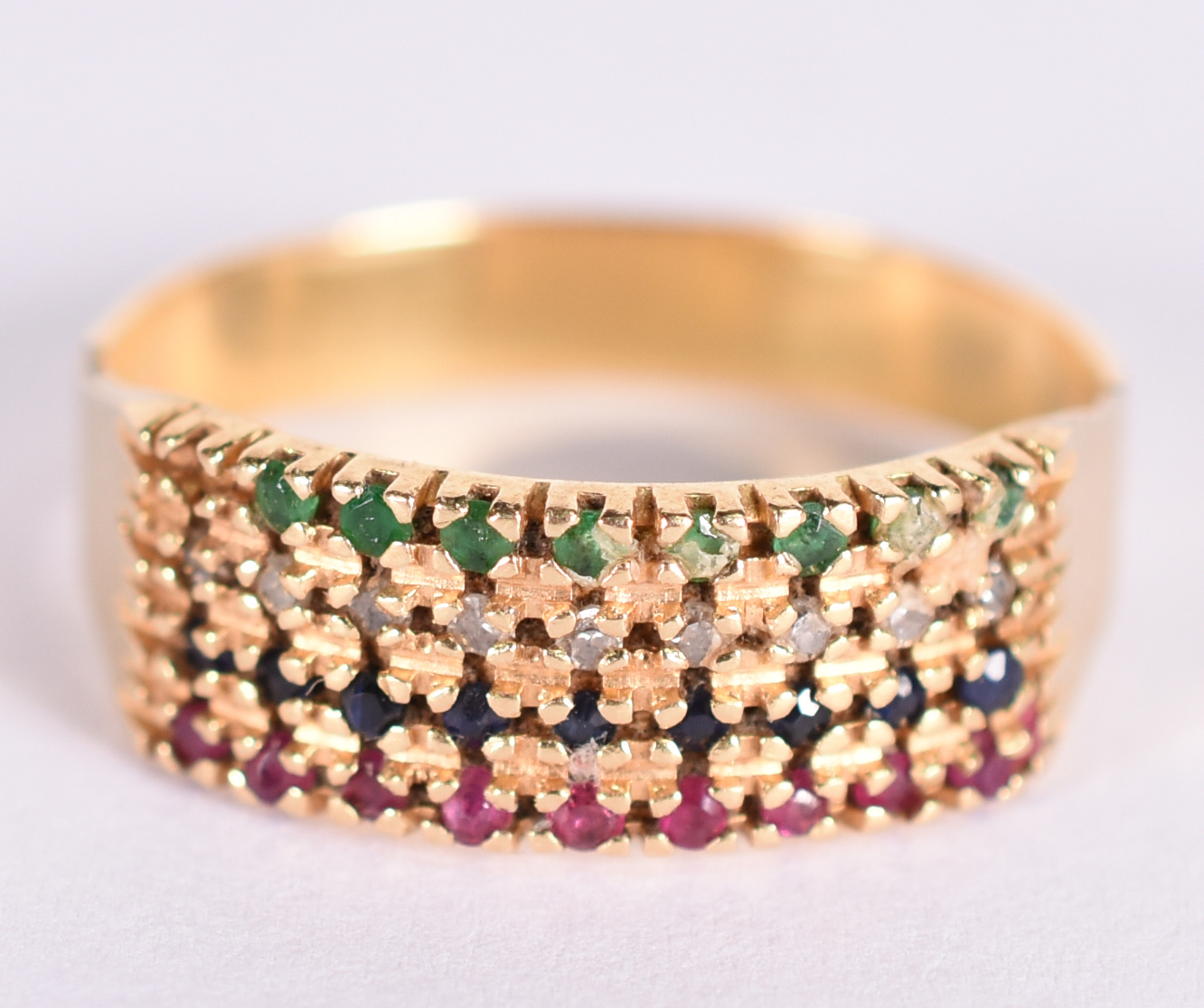 Anel de ouro amarelo 18 k com esmeraldas, rubis e brilhantes. Aro 17... - foto 1 de 4