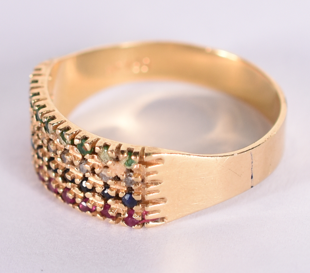 Anel de ouro amarelo 18 k com esmeraldas, rubis e brilhantes. Aro 17... - foto 2 de 4
