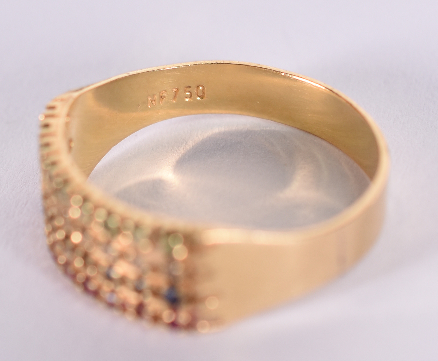 Anel de ouro amarelo 18 k com esmeraldas, rubis e brilhantes. Aro 17... - foto 3 de 4