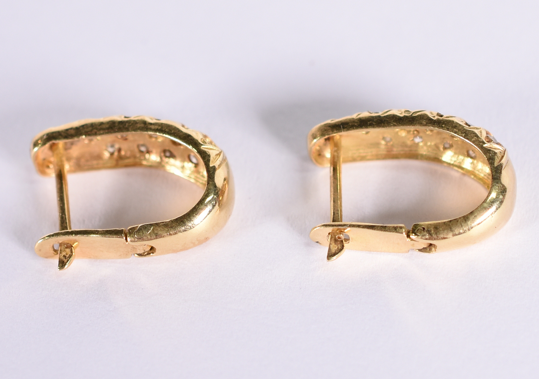 Par de brincos de ouro amarelo 18 k com 30 brilhantes. (Por motivo de... - foto 2 de 3