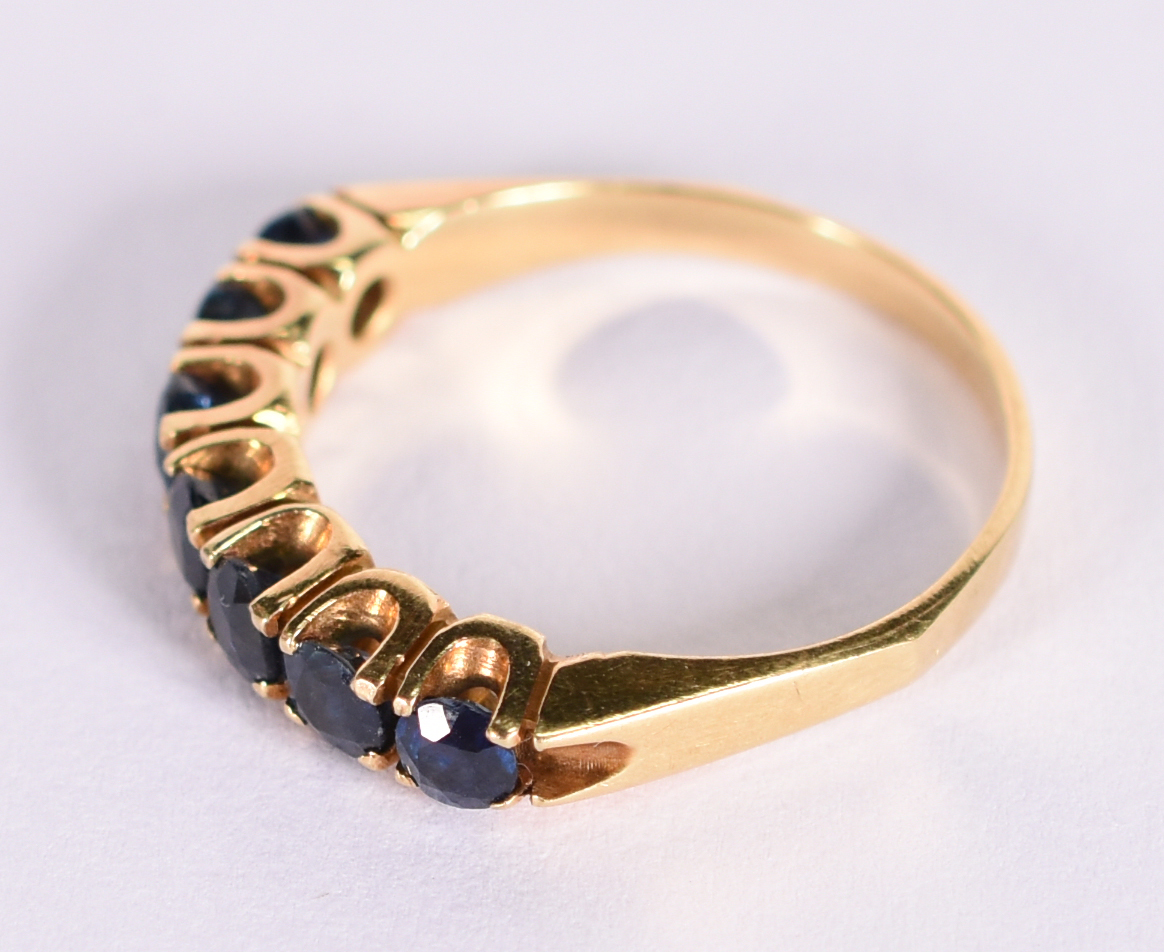 Anel de ouro amarelo 18 k com 7 safiras azuis. Aro 16. (Por motivo de... - foto 2 de 4