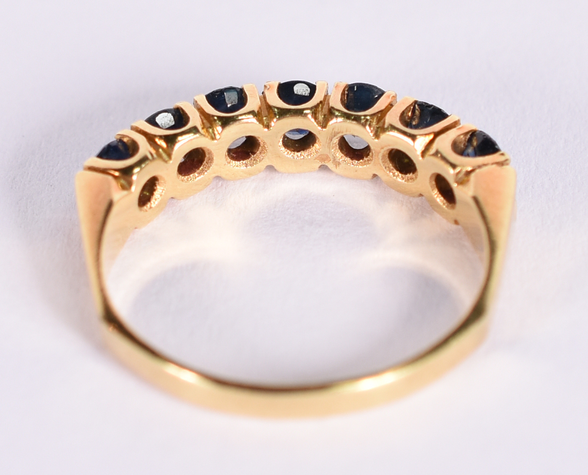 Anel de ouro amarelo 18 k com 7 safiras azuis. Aro 16. (Por motivo de... - foto 3 de 4