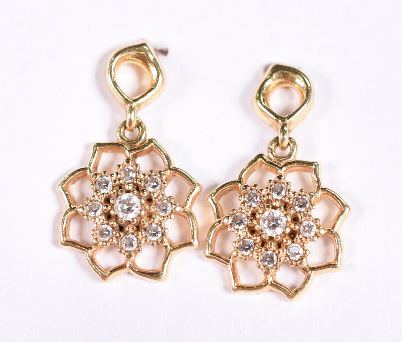 Par de brincos de ouro amarelo 18 k feitio flor com safiras... - foto 1 de 2