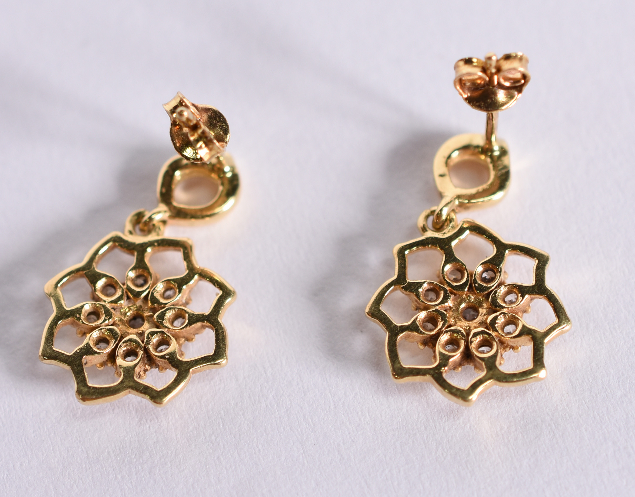 Par de brincos de ouro amarelo 18 k feitio flor com safiras... - foto 2 de 2
