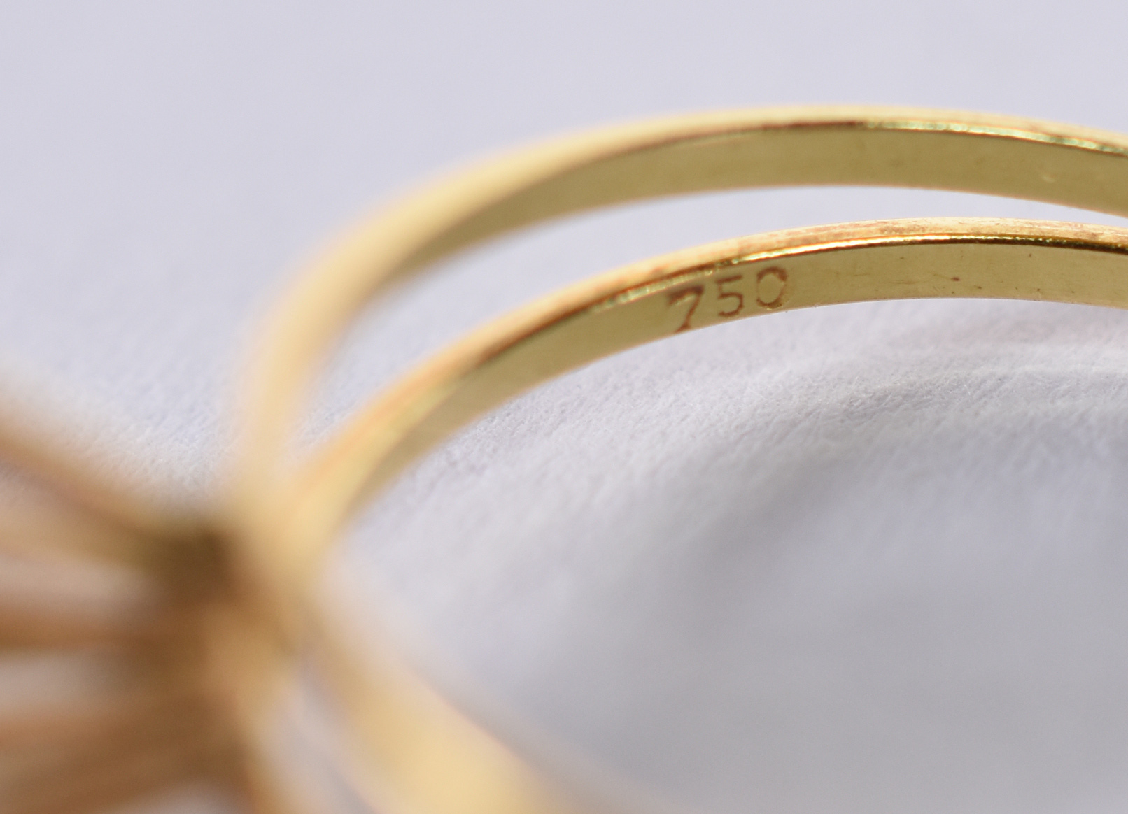 Anel de ouro amarelo 18 k feitio navete com 10 brilhantes e... - foto 3 de 4