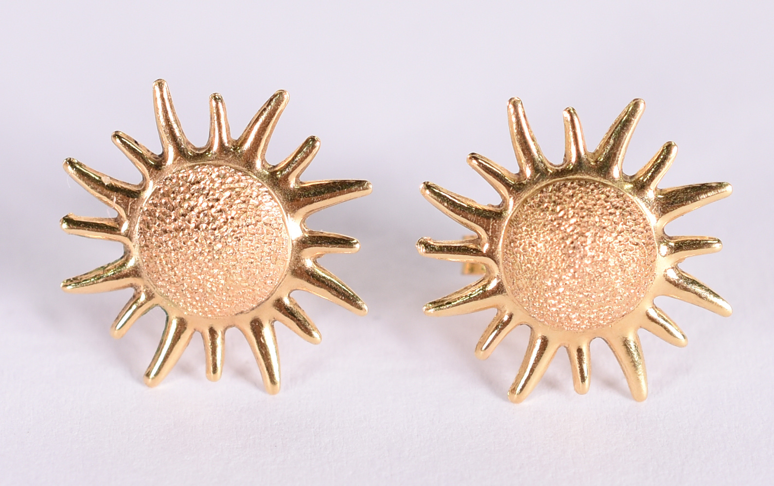 Par de brincos de ouro amarelo 18 k feitio sol. (Por motivo de... - foto 1 de 3
