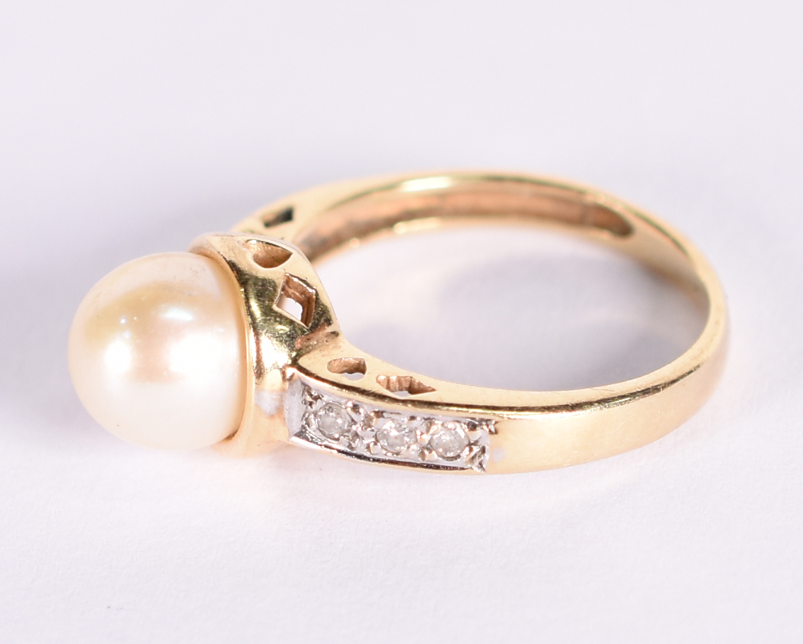 Anel de ouro amarelo com uma pérola e safiras brancas. Aro 10. (Por... - foto 2 de 3