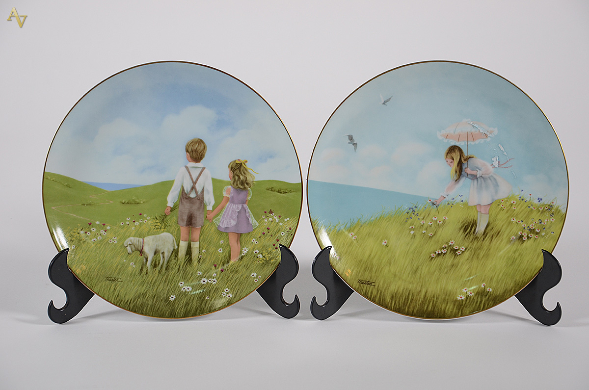 Dois pratos de porcelana Rose Collection decorados com figuras de... - foto 1 de 3