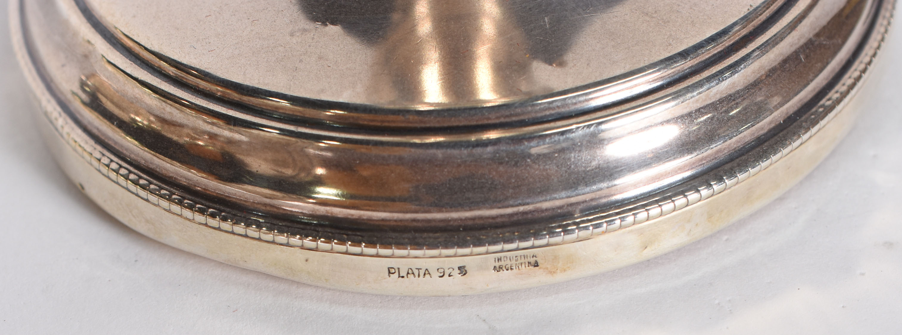 Par de pequenos castiçais de prata (enchimento de gesso na base e... - foto 2 de 3