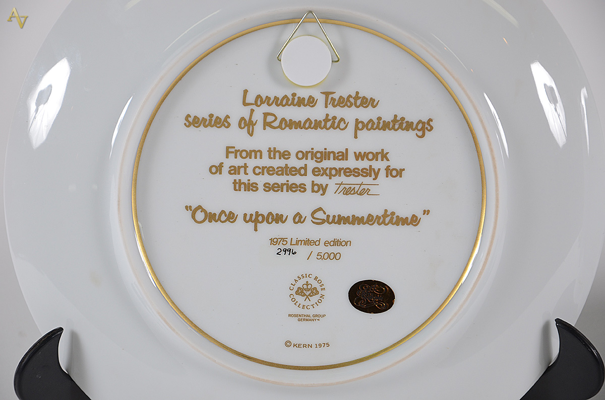 Dois pratos de porcelana Rose Collection decorados com figuras de... - foto 2 de 3