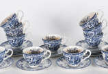 Conjunto com 11 xícaras para café com pires de ... - Conjunto com 11 xícaras para café com pires de faiança inglesa azul e branca (xícaras com craquelê).