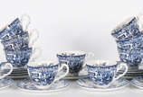 Conjunto com 11 xícaras para café com pires de ... - Conjunto com 11 xícaras para café com pires de faiança inglesa azul e branca (xícaras com craquelê).