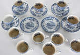 Conjunto com 11 xícaras para café com pires de ... - Conjunto com 11 xícaras para café com pires de faiança inglesa azul e branca (xícaras com craquelê).