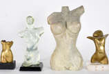 Quatro esculturas de diversos materiais represe... - Quatro esculturas de diversos materiais representando torsos femininos.