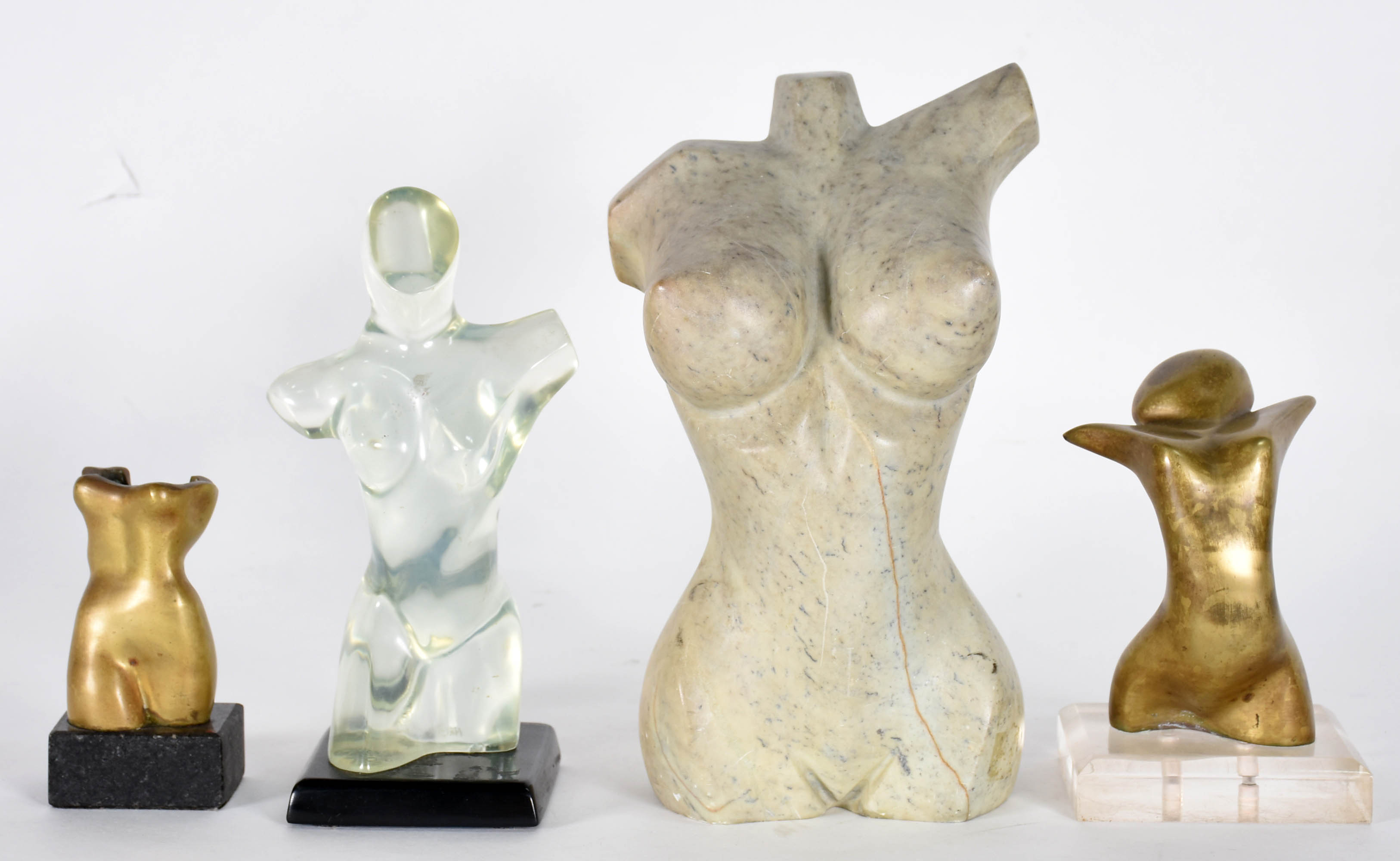 Quatro esculturas de diversos materiais representando torsos... - foto 1 de 7