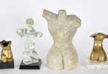 Quatro esculturas de diversos materiais represe... - Quatro esculturas de diversos materiais representando torsos femininos.