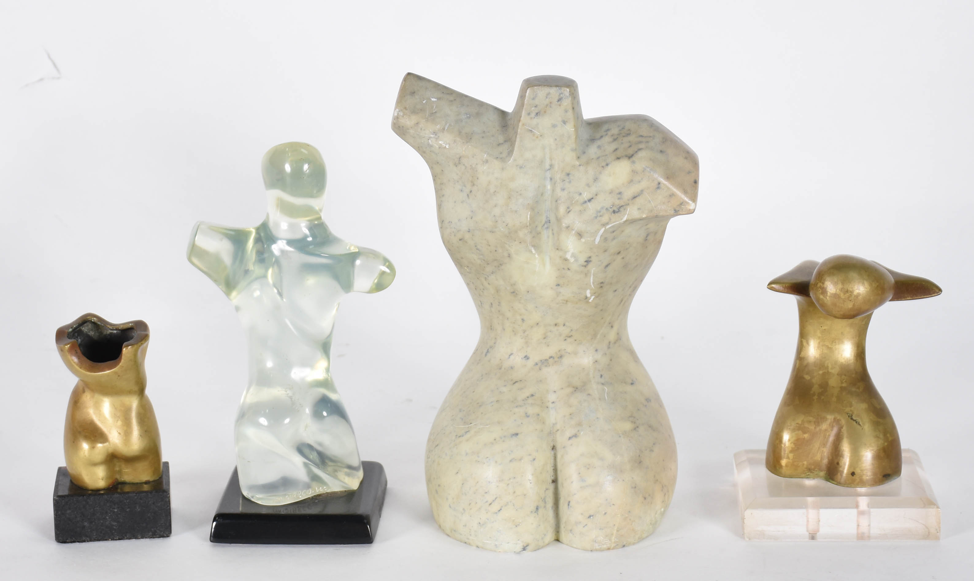 Quatro esculturas de diversos materiais representando torsos... - foto 3 de 7
