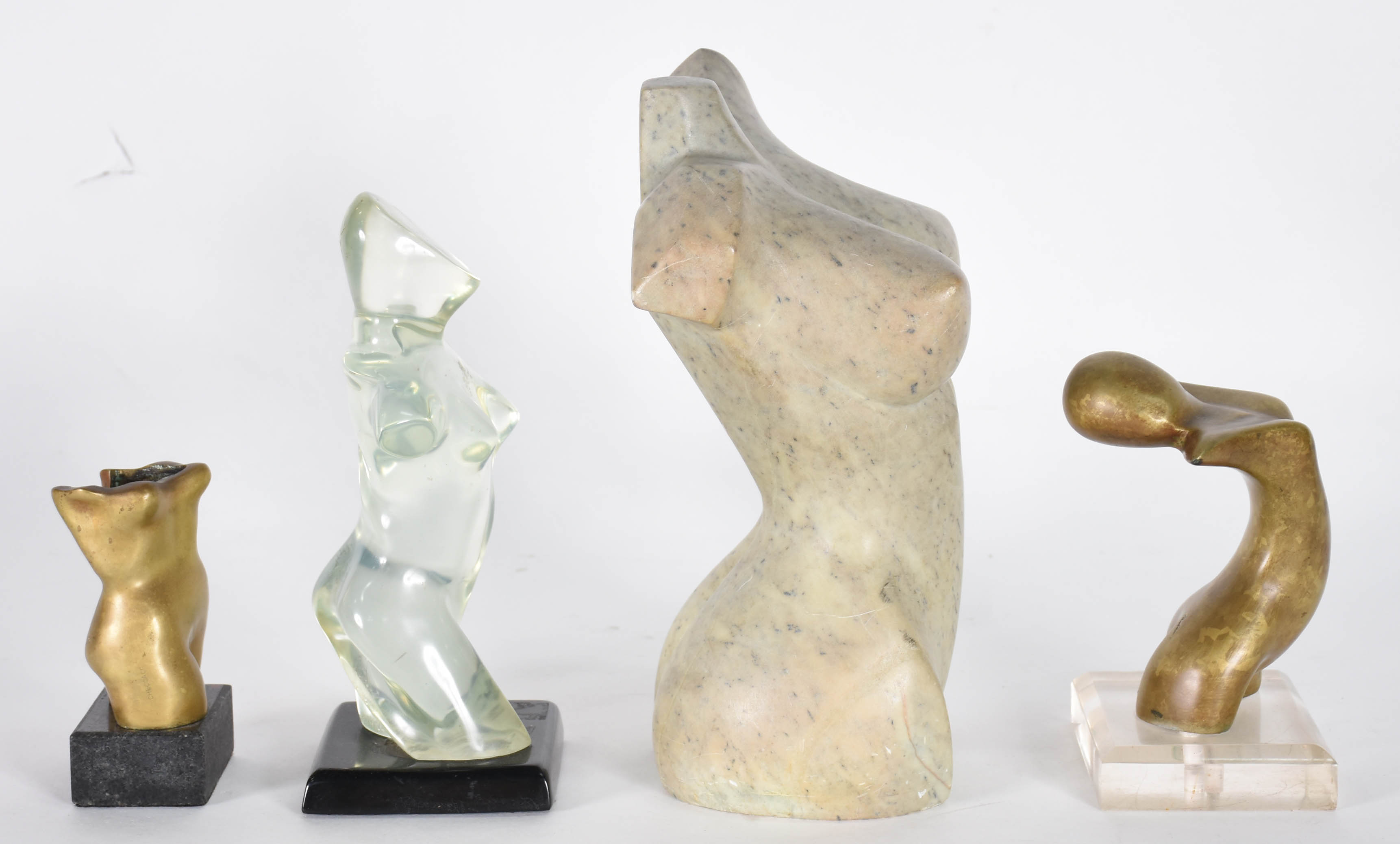 Quatro esculturas de diversos materiais representando torsos... - foto 2 de 7