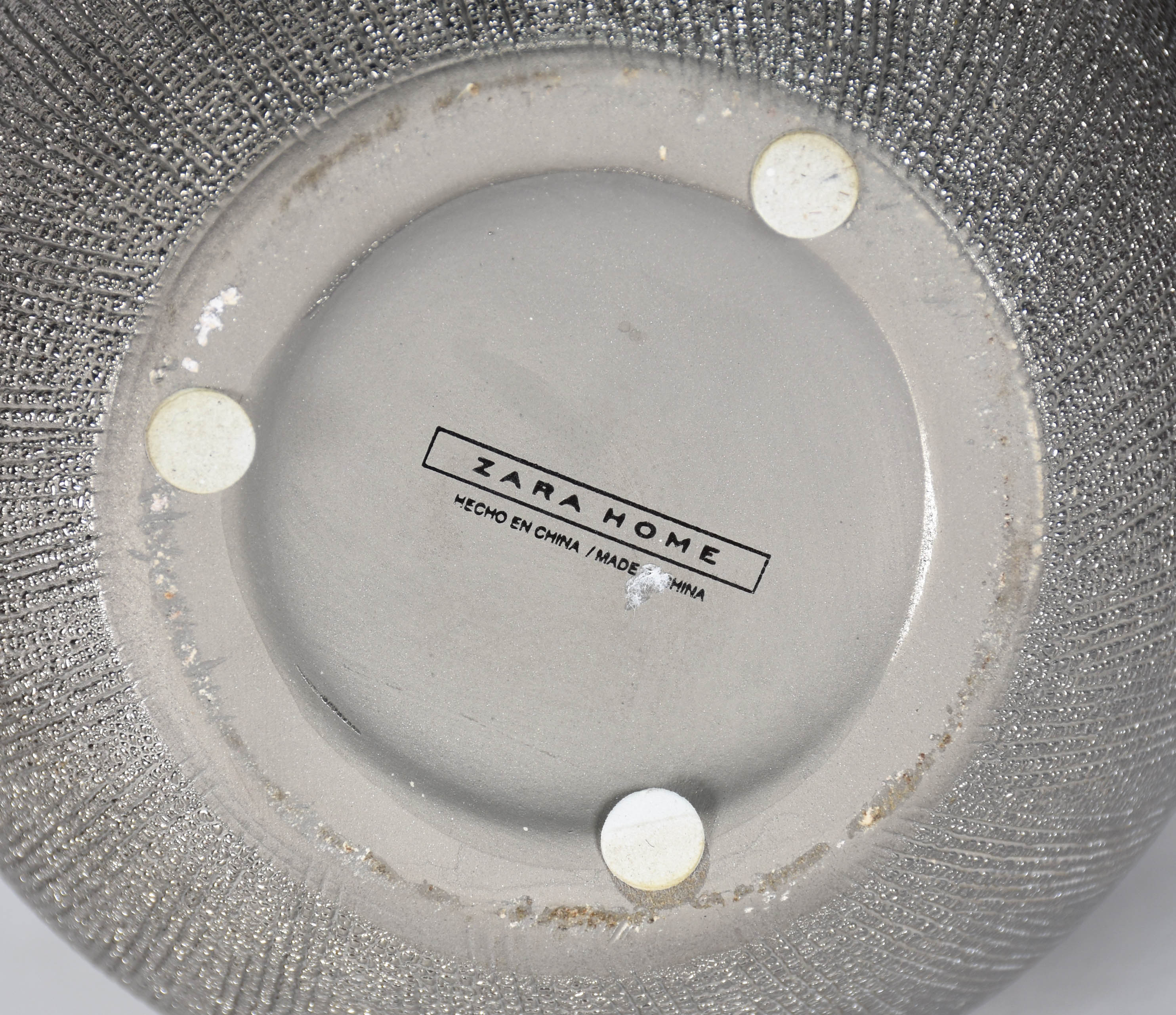 Tres potiches diversos, sendo dois de cerâmica e um de metal. - foto 4 de 4