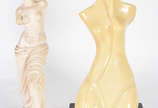 Duas estatuetas de resina representando figuras... - Duas estatuetas de resina representando figuras femininas.