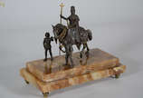 Escultura de bronze europeu representando &#34;... - Escultura de bronze europeu representando &#34;Rainha a cavalo&#34; com base de mármore. Medida base 40 x 20 cm. Altura total 31 cm.