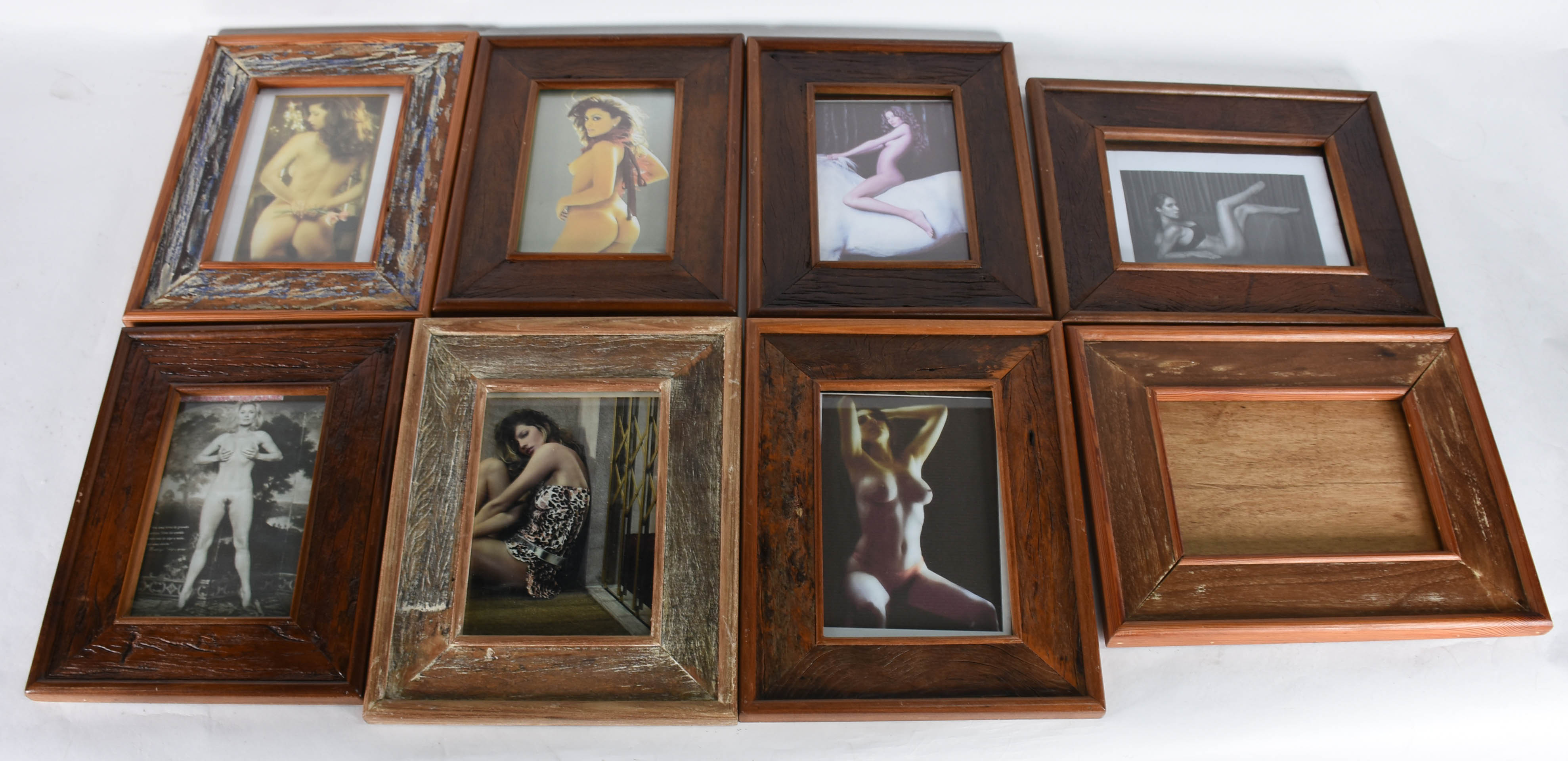 Oito molduras de madeira, algumas com reprodução de nú artistico. - foto 1 de 4