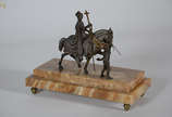 Escultura de bronze europeu representando &#34;... - Escultura de bronze europeu representando &#34;Rainha a cavalo&#34; com base de mármore. Medida base 40 x 20 cm. Altura total 31 cm.