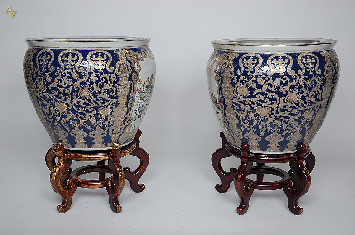 Par de cachepots de porcelana oriental decorados com figuras em... - foto 2 de 3