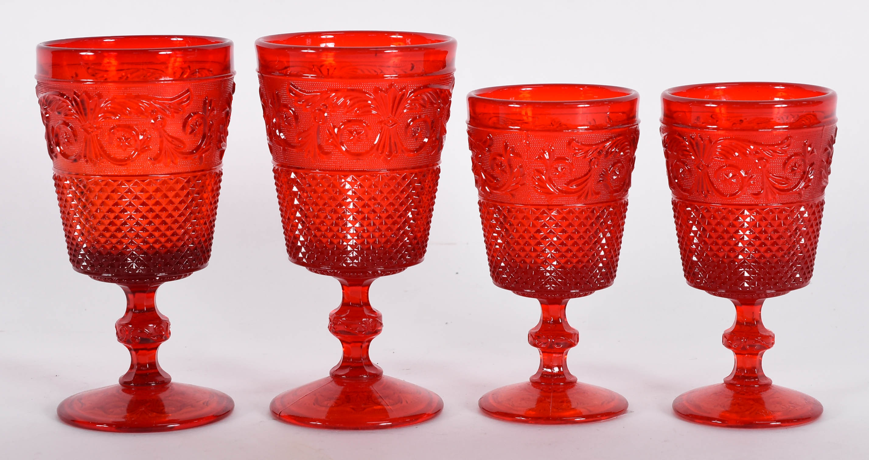 Conjunto de copos de vidro vermelho portugues trabalhado em relevo... - foto 2 de 5