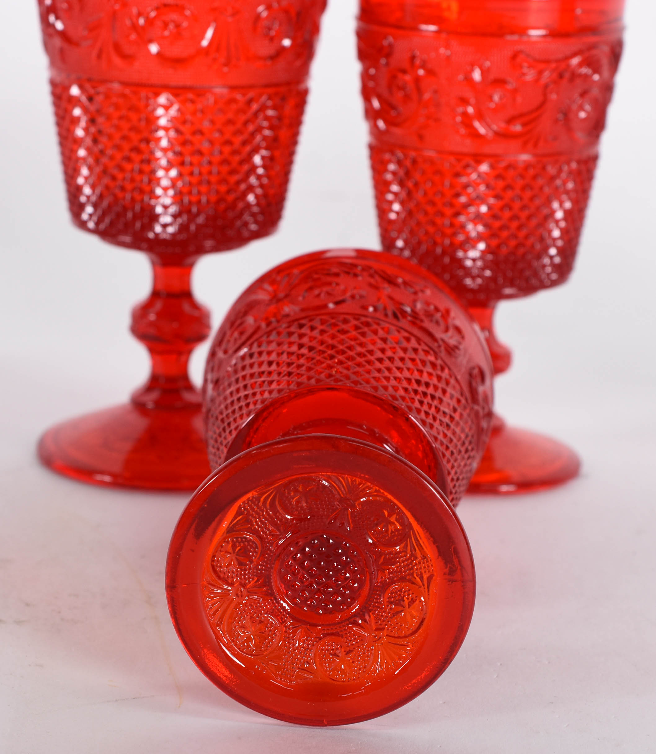 Conjunto de copos de vidro vermelho portugues trabalhado em relevo... - foto 3 de 5