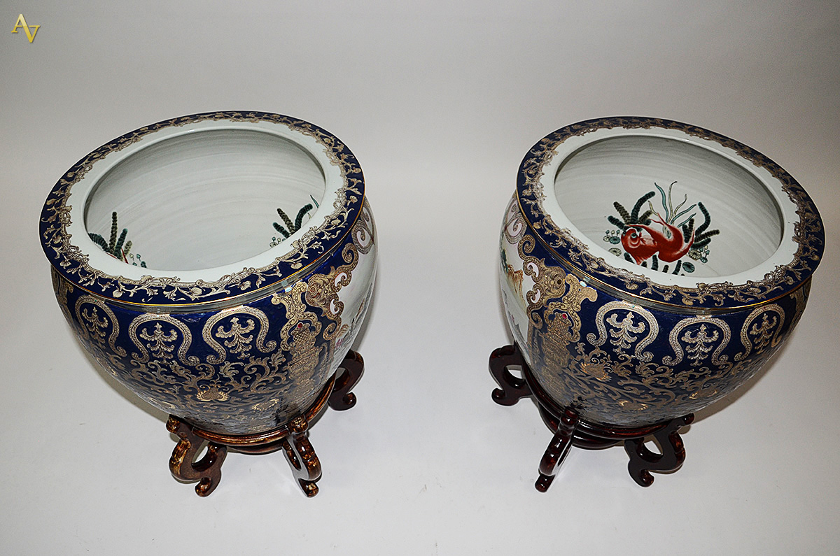 Par de cachepots de porcelana oriental decorados com figuras em... - foto 3 de 3