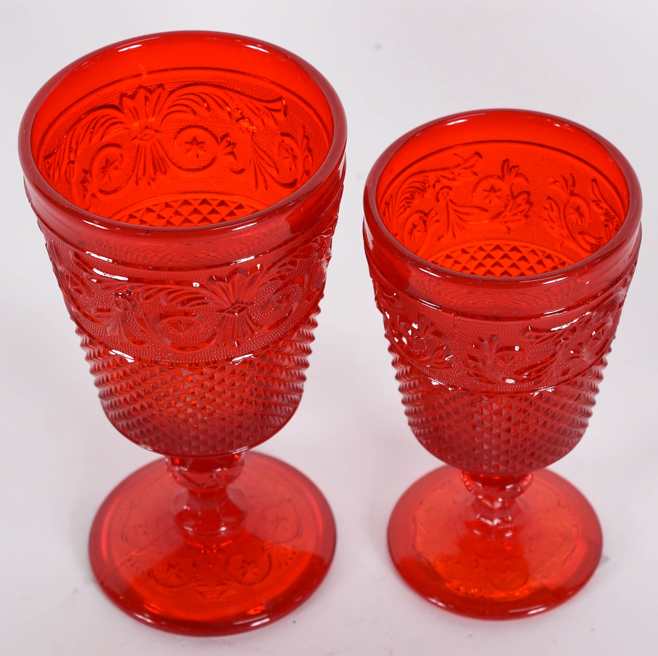 Conjunto de copos de vidro vermelho portugues trabalhado em relevo... - foto 5 de 5