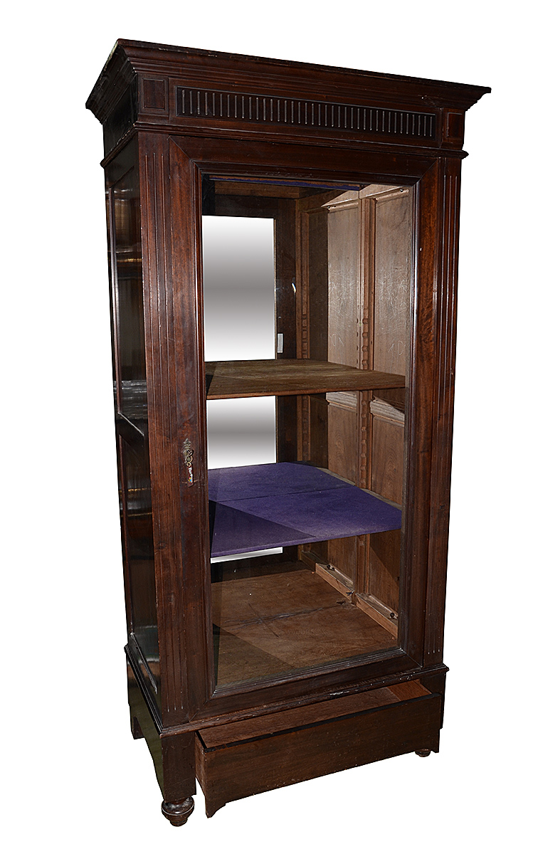 Vitrine em peroba estilo Império Brasil, 1900. Corpo com uma porta...