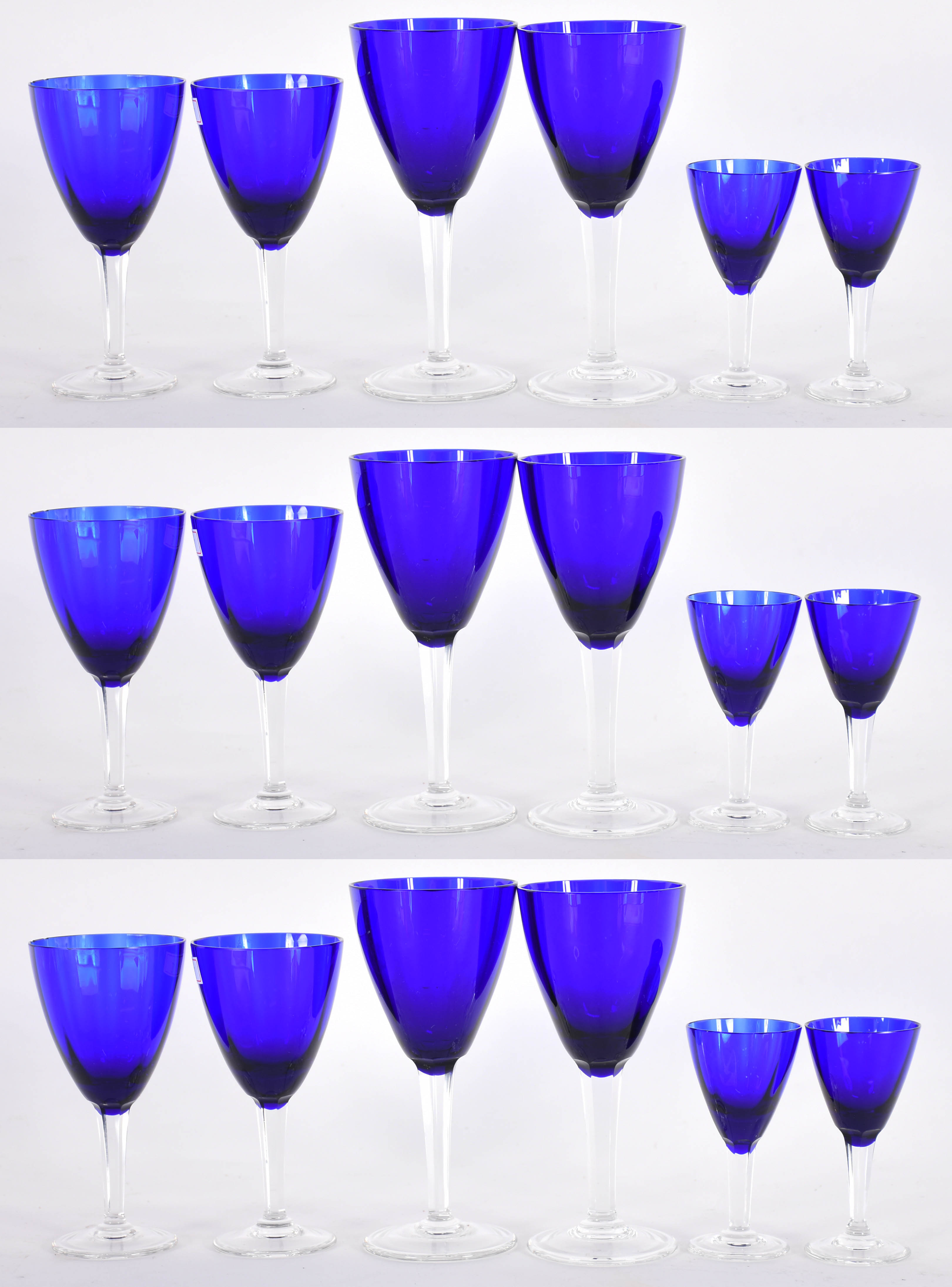Conjunto de copos na cor azul, pés altos facetados e translúcidos... - foto 1 de 3