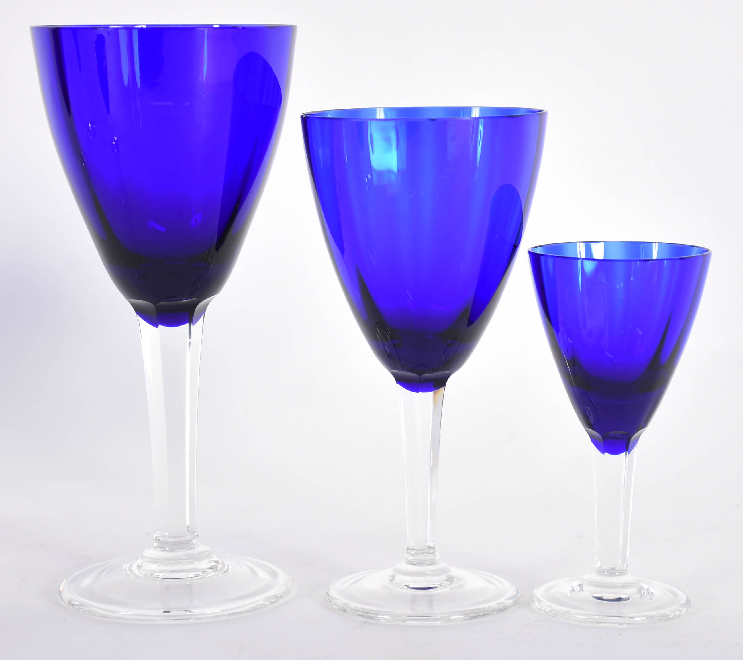 Conjunto de copos na cor azul, pés altos facetados e translúcidos... - foto 2 de 3