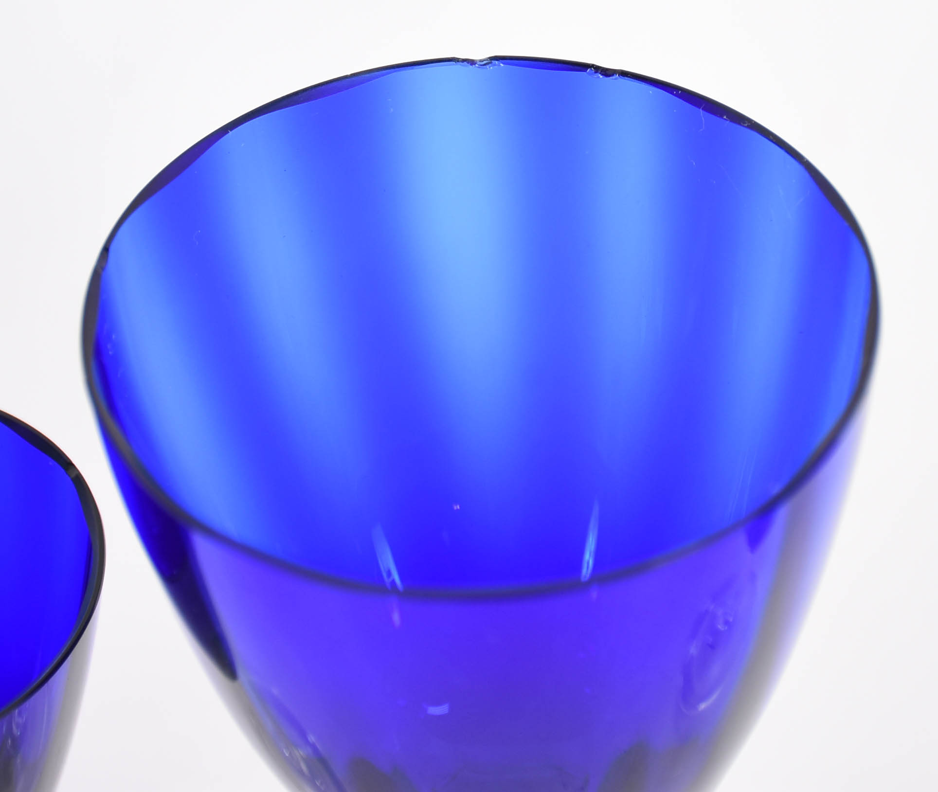 Conjunto de copos na cor azul, pés altos facetados e translúcidos... - foto 3 de 3