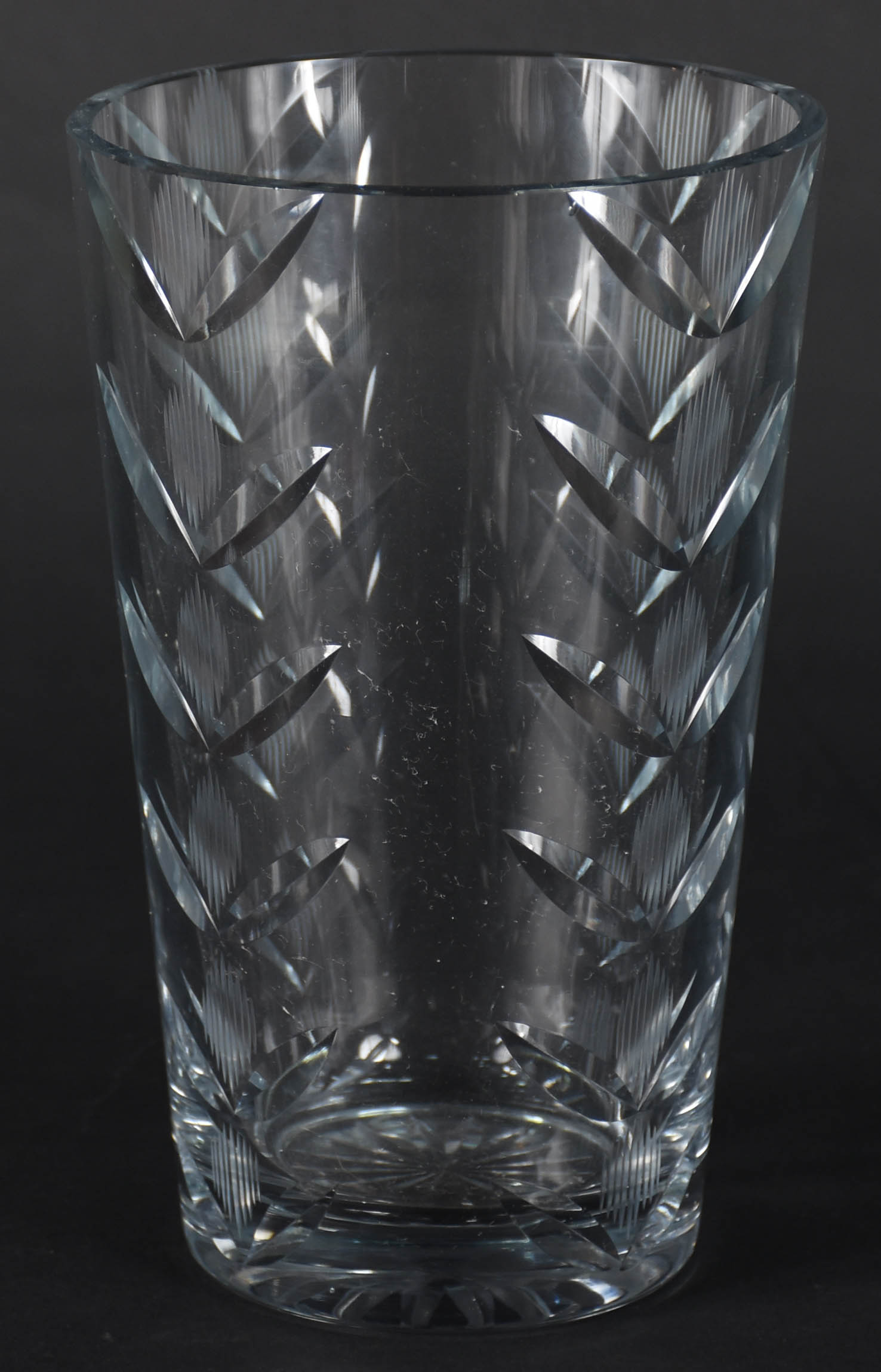 Vaso de cristal com folhas lapidadas - foto 1 de 3