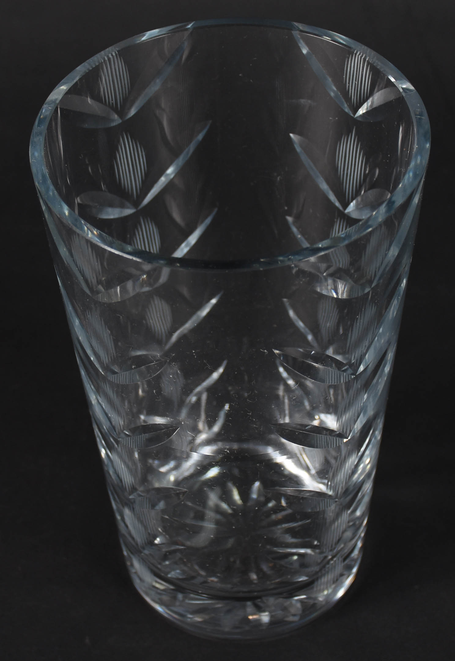 Vaso de cristal com folhas lapidadas - foto 2 de 3