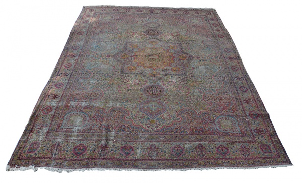 Antigo Tapete Kirman medindo 3,50 x 4,50 m no estado.