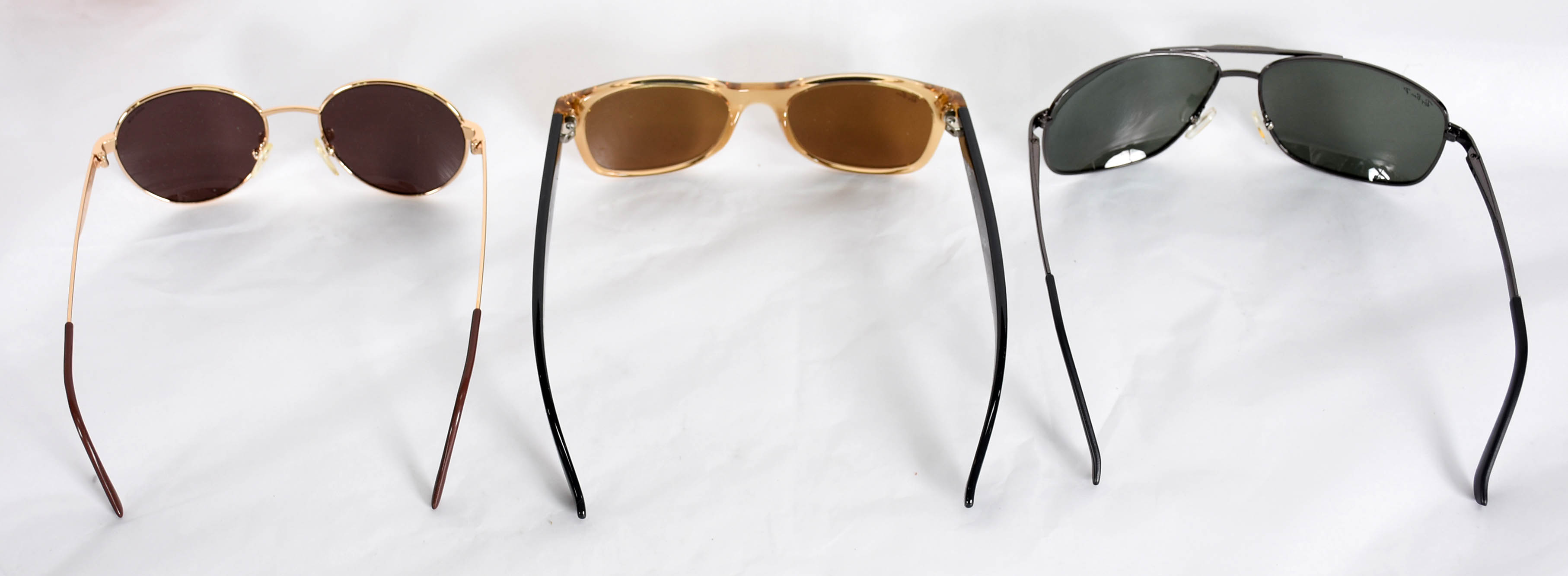 Tres óculos de sol diversos, sendo 2 Rayban e 1 Police. - foto 4 de 5
