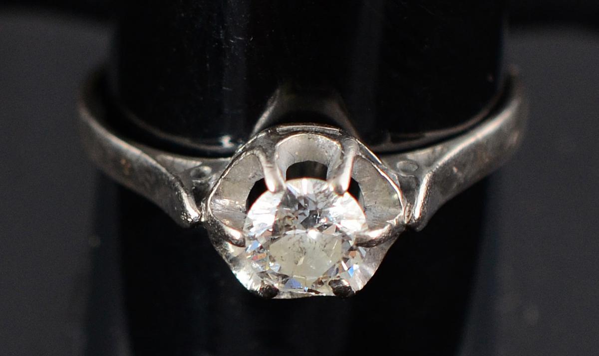 Anel de ouro 18 k solitário com 0,60 ct de brilhantes - 2,0 g - Aro... - foto 2 de 2