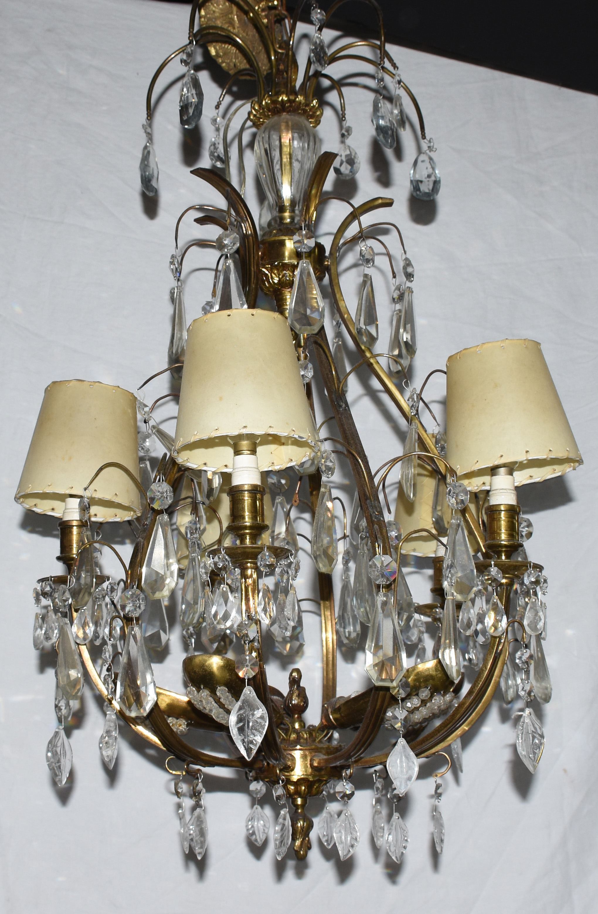 Lustre com estrutura de metal dourado e pingentes de cristal... - foto 1 de 2