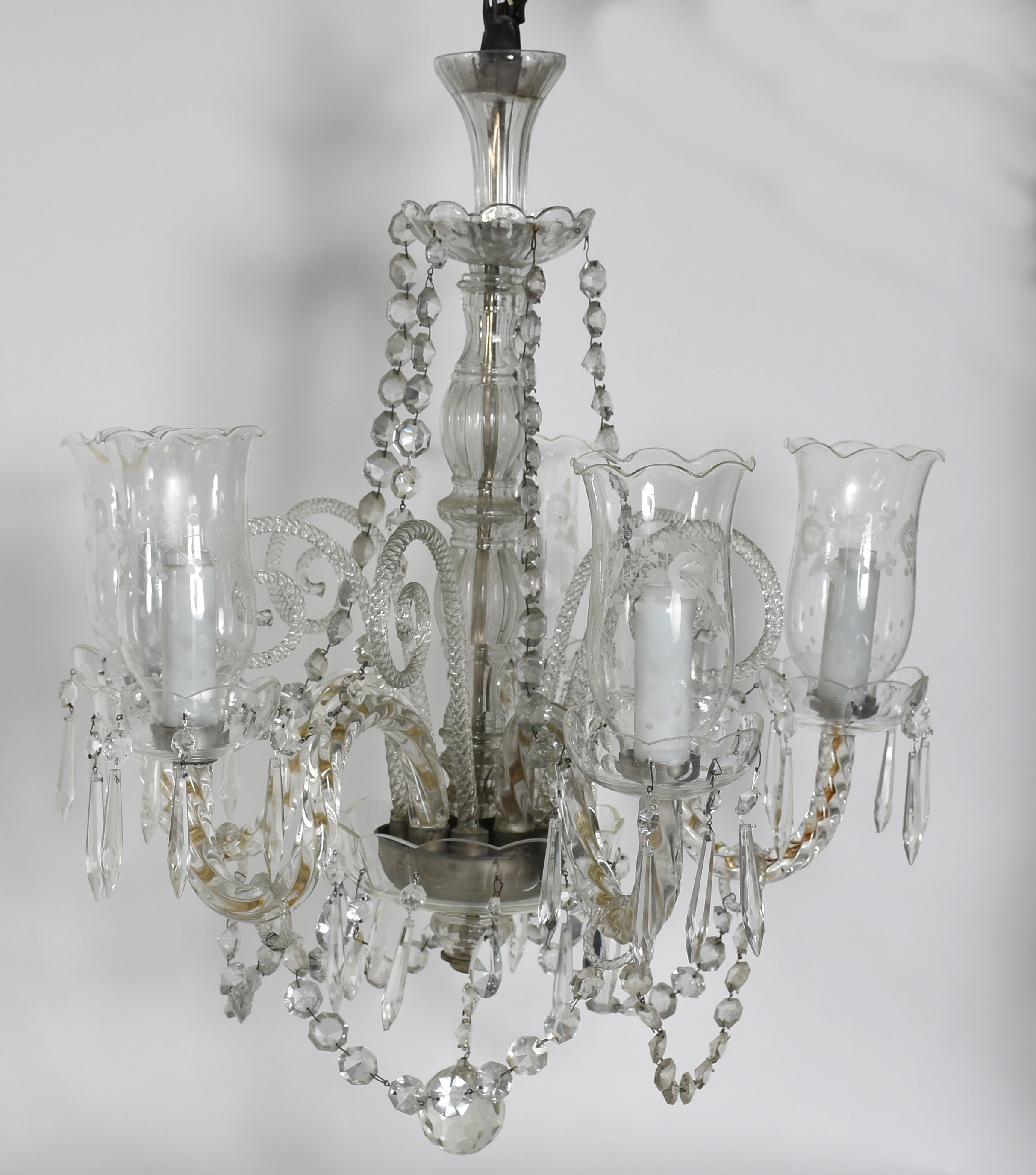 Lustre de cristal para 5 luzes, uma das mangas com a borda colada. - foto 1 de 3