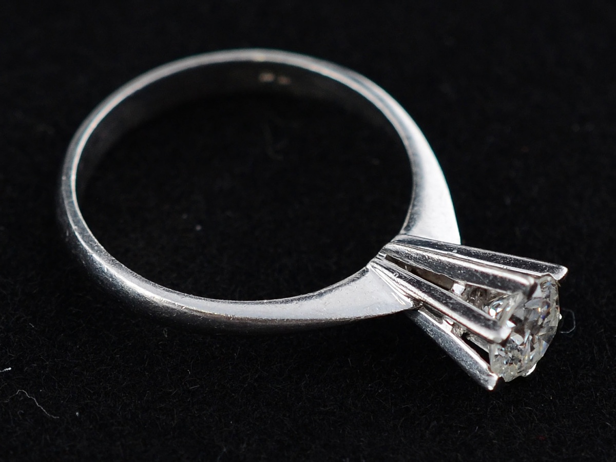 Anel de ouro branco solitário com 0,85 ct de brilhantes, cravação...