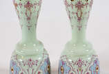 Par de belíssimos vasos de opalina francesa na ... - Par de belíssimos vasos de opalina francesa na cor verde com guirlandas esmaltadas.