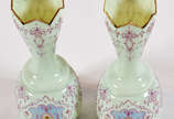 Par de belíssimos vasos de opalina francesa na ... - Par de belíssimos vasos de opalina francesa na cor verde com guirlandas esmaltadas.