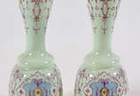 Par de belíssimos vasos de opalina francesa na ... - Par de belíssimos vasos de opalina francesa na cor verde com guirlandas esmaltadas.