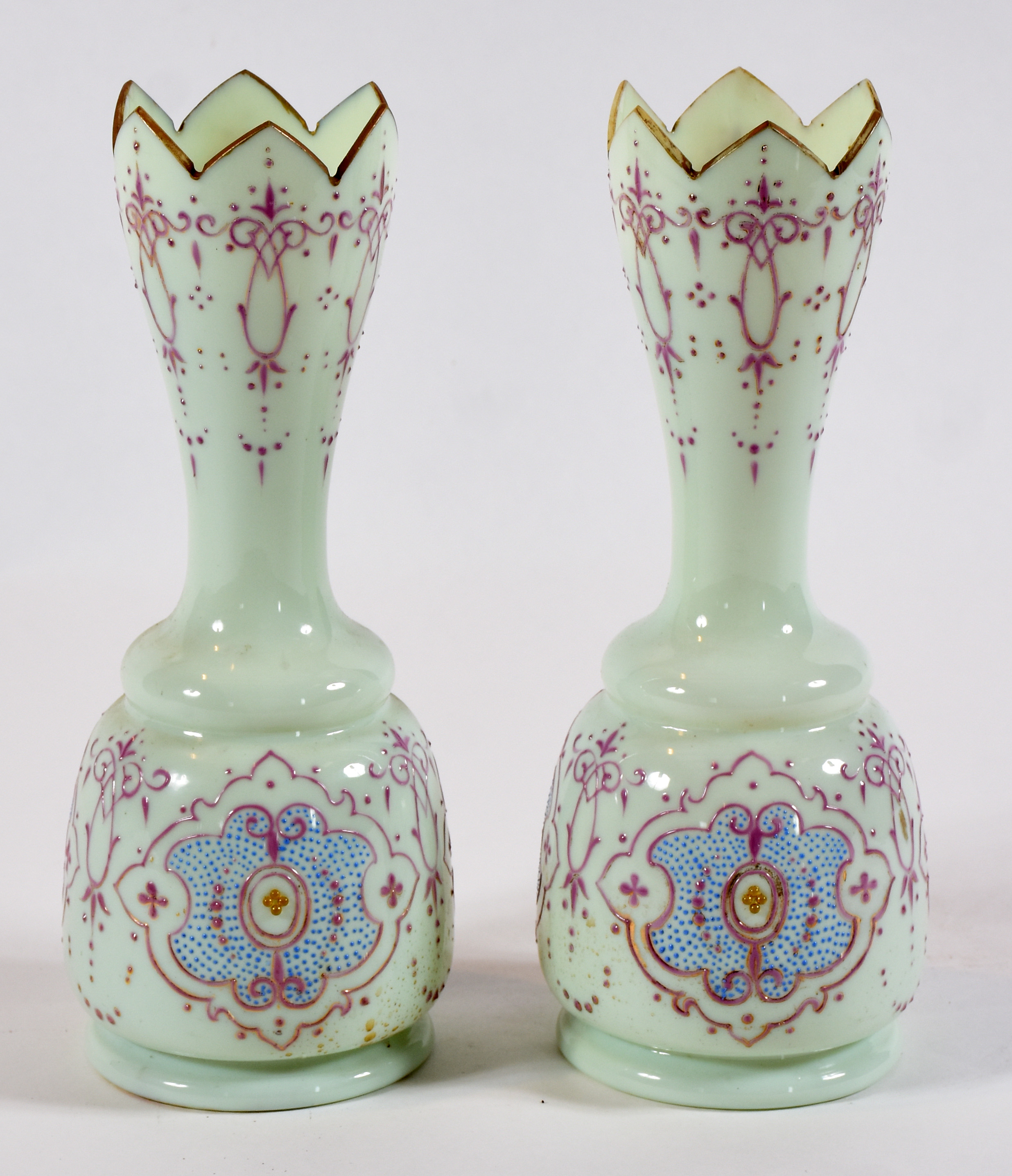 Par de belíssimos vasos de opalina francesa na cor verde com... - foto 1 de 5