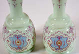 Par de belíssimos vasos de opalina francesa na ... - Par de belíssimos vasos de opalina francesa na cor verde com guirlandas esmaltadas.